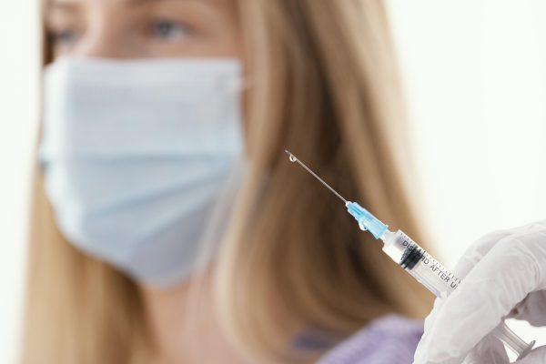 doctor-getting-ready-vaccine-patient
