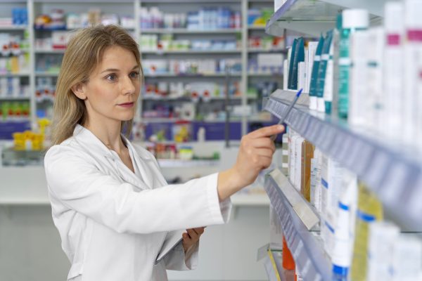 medium-shot-pharmacist-working